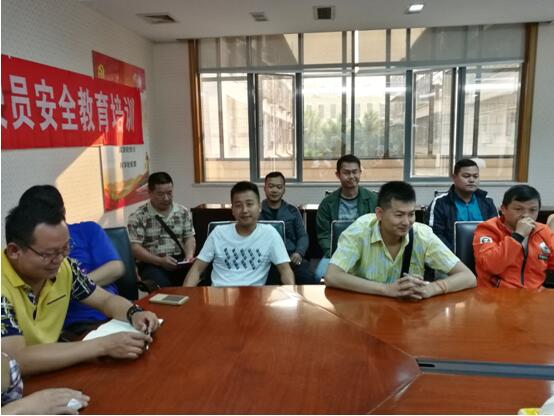 版纳铁塔公司驾驶员吴坤、王冬、刘峰（后排左一、左二、左三）加入清静培训聚会。